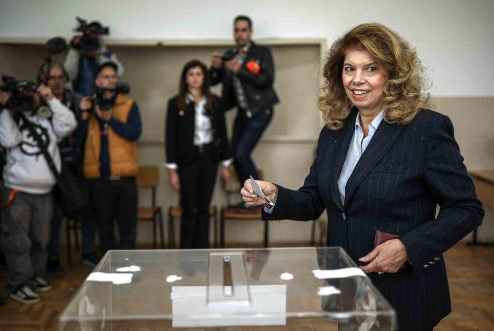 Bulgaristan’da Cumhurbaşkanlığı Seçiminde Sandıklar Açıldı.. 27 Aday Yarışıyor!