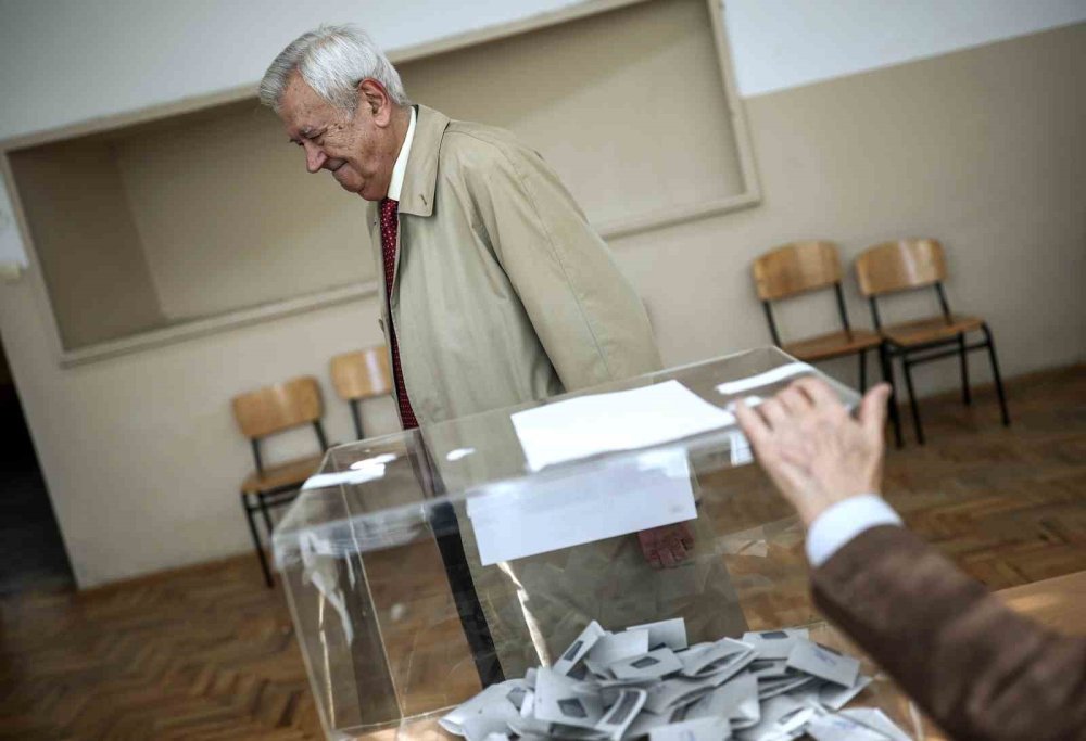 Bulgaristan’da Cumhurbaşkanlığı Seçiminde Sandıklar Açıldı.. 27 Aday Yarışıyor!