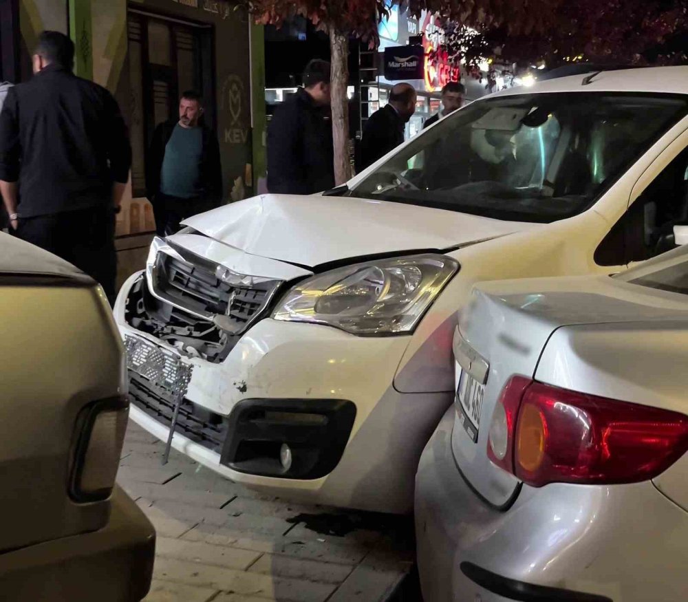 Erzurum Aziziye'de Zincirleme Kaza.. Direksiyonu Kilitlenen Otomobil 2 Araca Çarptı!