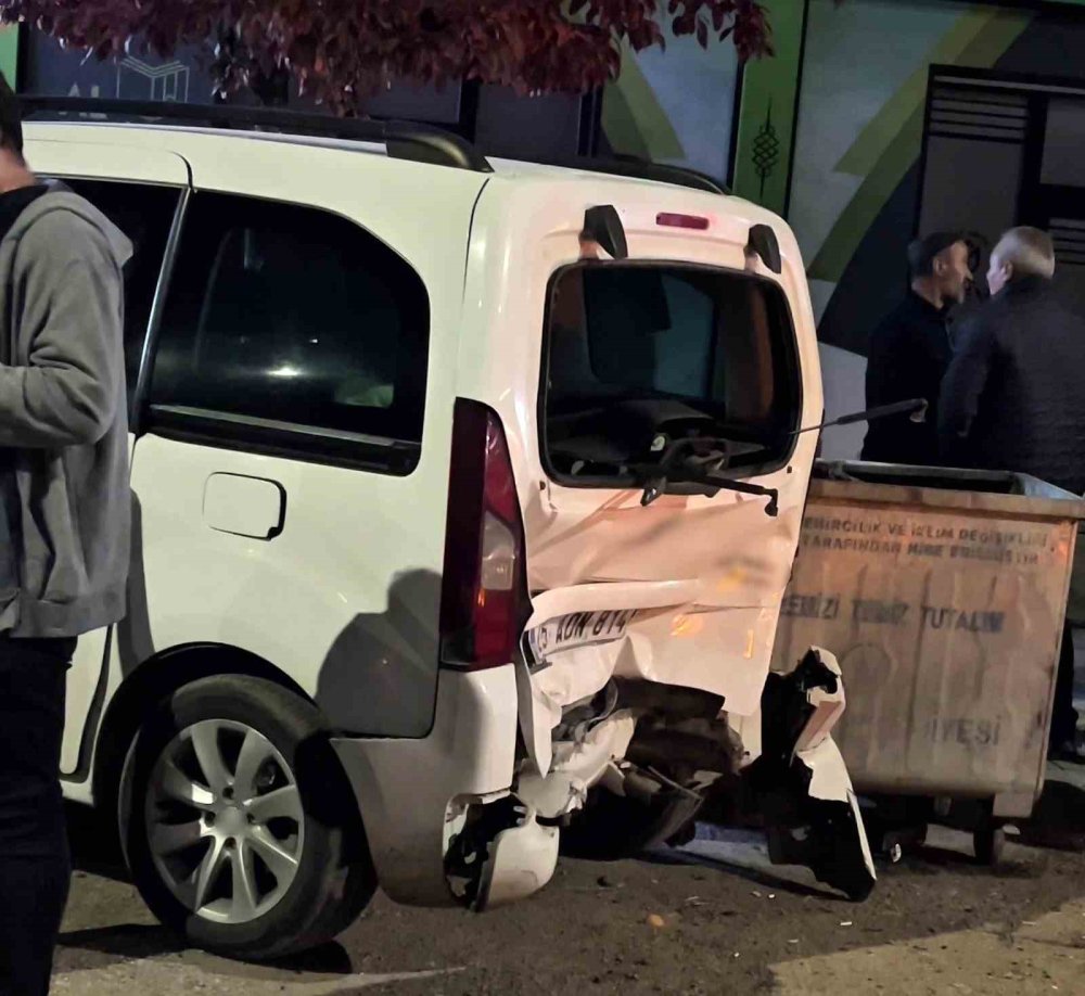 Erzurum Aziziye'de Zincirleme Kaza.. Direksiyonu Kilitlenen Otomobil 2 Araca Çarptı!