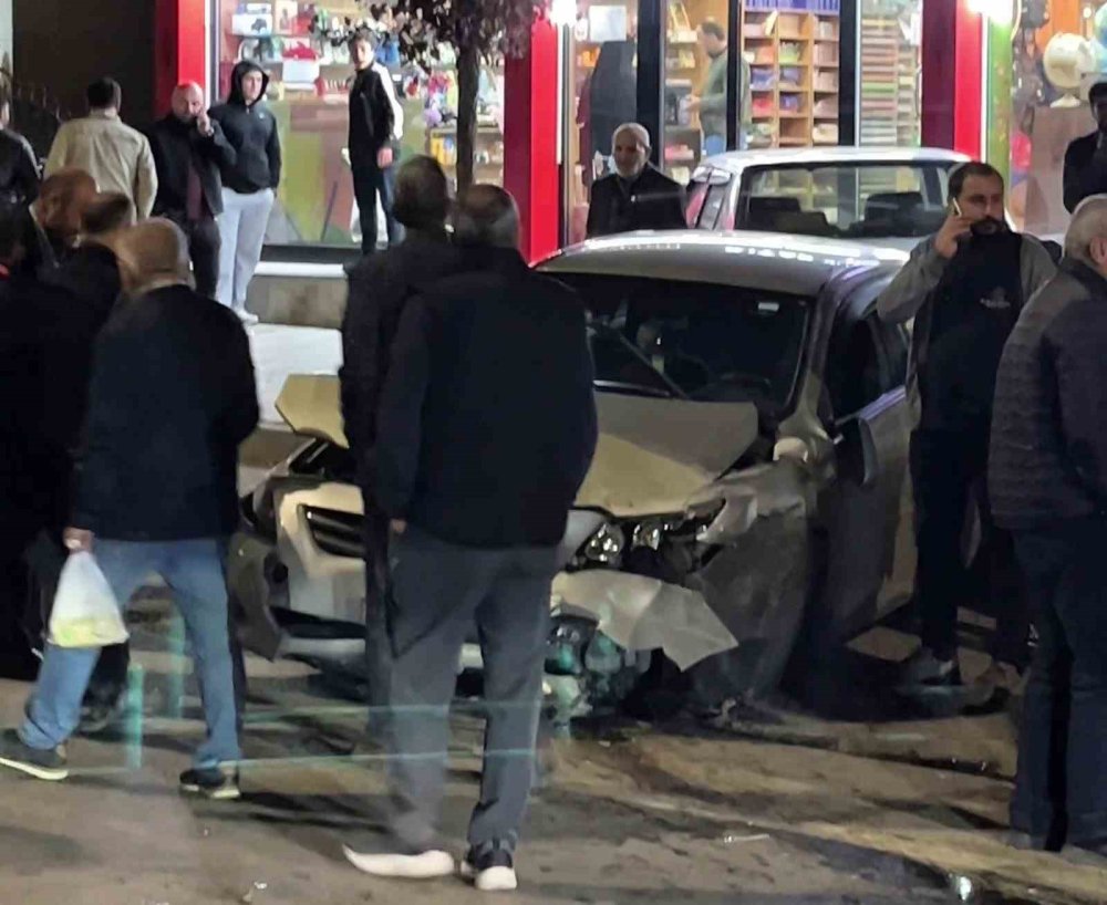 Erzurum Aziziye'de Zincirleme Kaza.. Direksiyonu Kilitlenen Otomobil 2 Araca Çarptı!