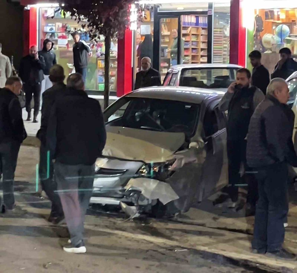 Erzurum Aziziye'de Zincirleme Kaza.. Direksiyonu Kilitlenen Otomobil 2 Araca Çarptı!