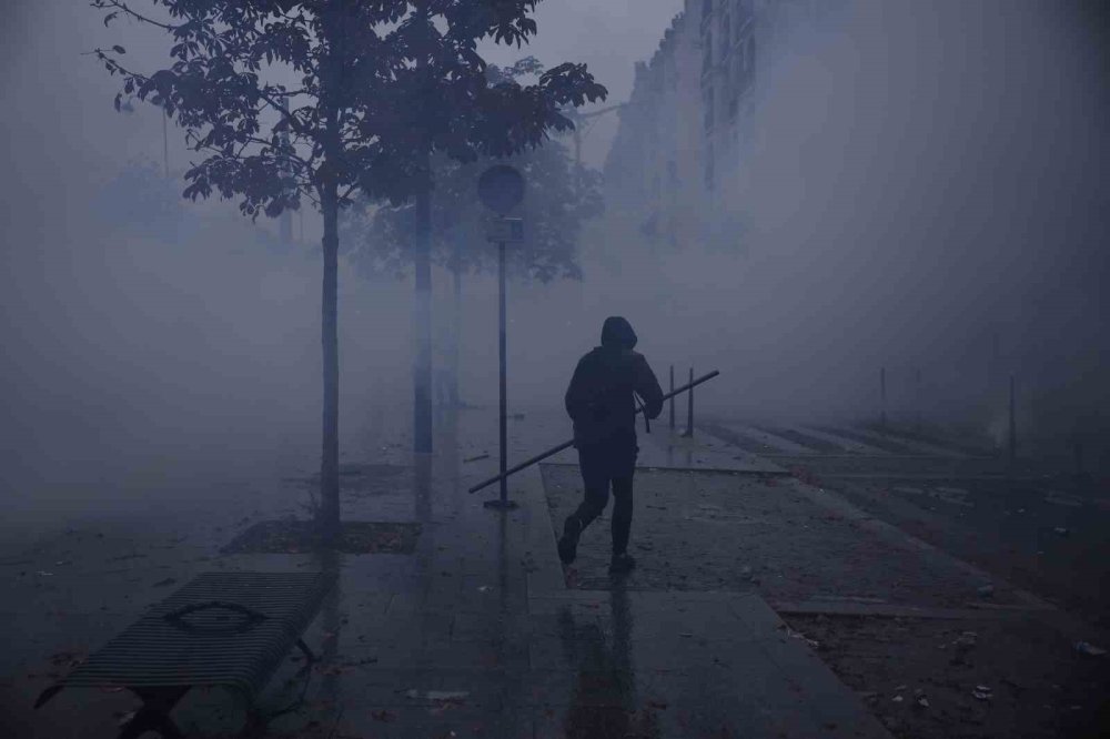 Fransa Genelinde Hayat Pahalılığı Protestoları.. Yaklaşık Bin Kişi Gözaltına Alındı!