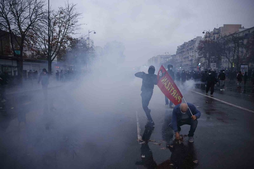 Fransa Genelinde Hayat Pahalılığı Protestoları.. Yaklaşık Bin Kişi Gözaltına Alındı!