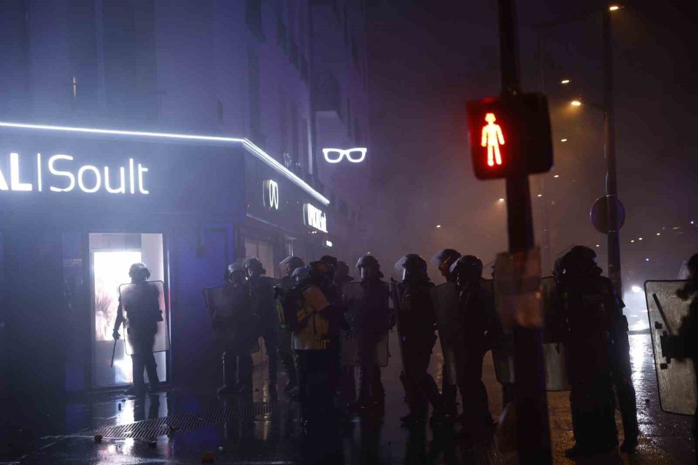 Fransa Genelinde Hayat Pahalılığı Protestoları.. Yaklaşık Bin Kişi Gözaltına Alındı!