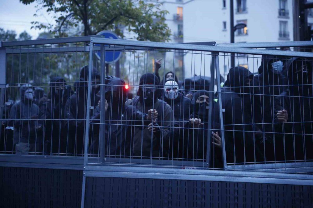 Fransa Genelinde Hayat Pahalılığı Protestoları.. Yaklaşık Bin Kişi Gözaltına Alındı!