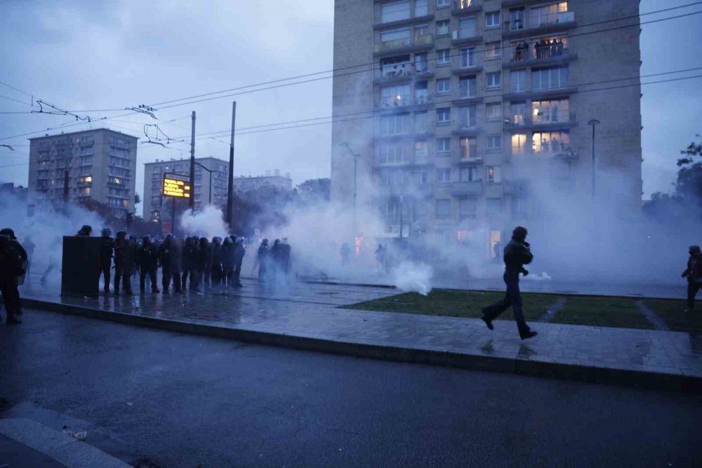 Fransa Genelinde Hayat Pahalılığı Protestoları.. Yaklaşık Bin Kişi Gözaltına Alındı!