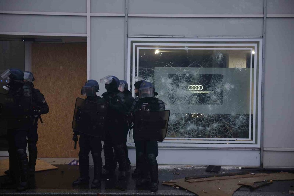 Fransa Genelinde Hayat Pahalılığı Protestoları.. Yaklaşık Bin Kişi Gözaltına Alındı!