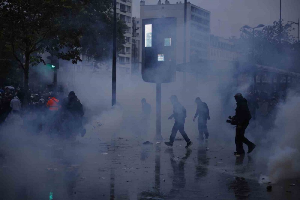 Fransa Genelinde Hayat Pahalılığı Protestoları.. Yaklaşık Bin Kişi Gözaltına Alındı!