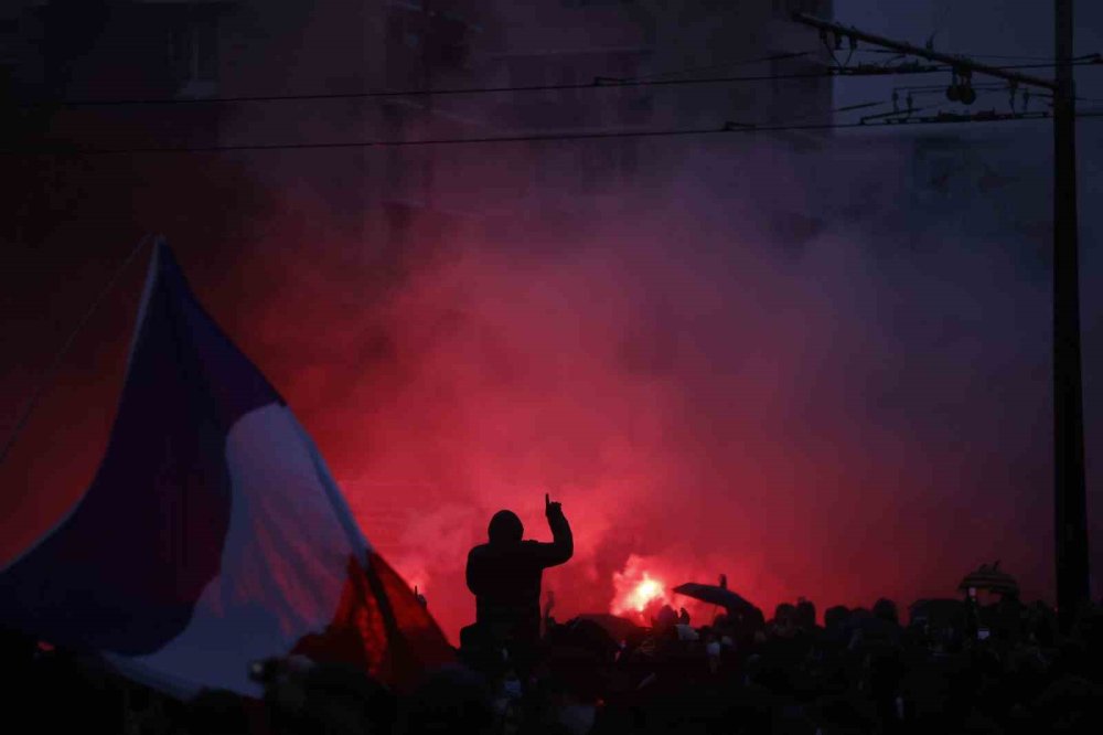 Fransa Genelinde Hayat Pahalılığı Protestoları.. Yaklaşık Bin Kişi Gözaltına Alındı!