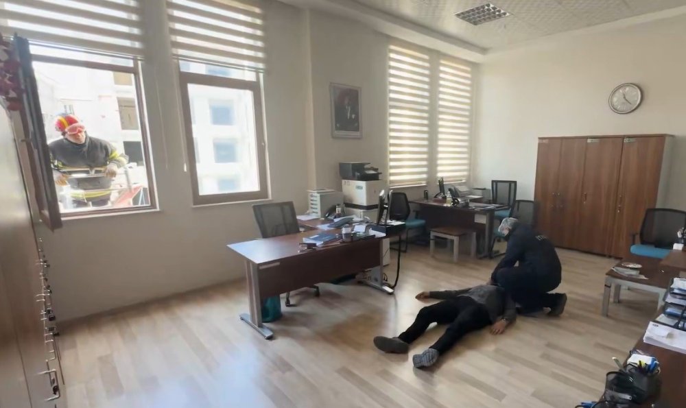 Kars Emniyet Müdürlüğü’nde Yangın Tatbikatı Düzenlendi.. İtfaiye ve Sağlık Ekipleri Katıldı!