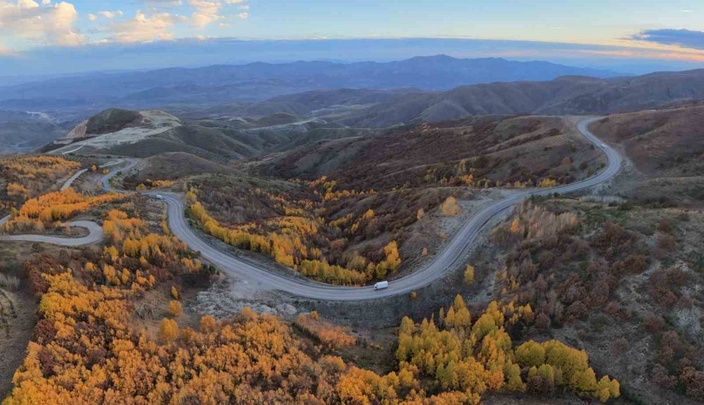 Erzurum-Bayburt Sınırındaki Kop Dağı'nda Sonbahar.. Renkler Havadan Görüntülendi!