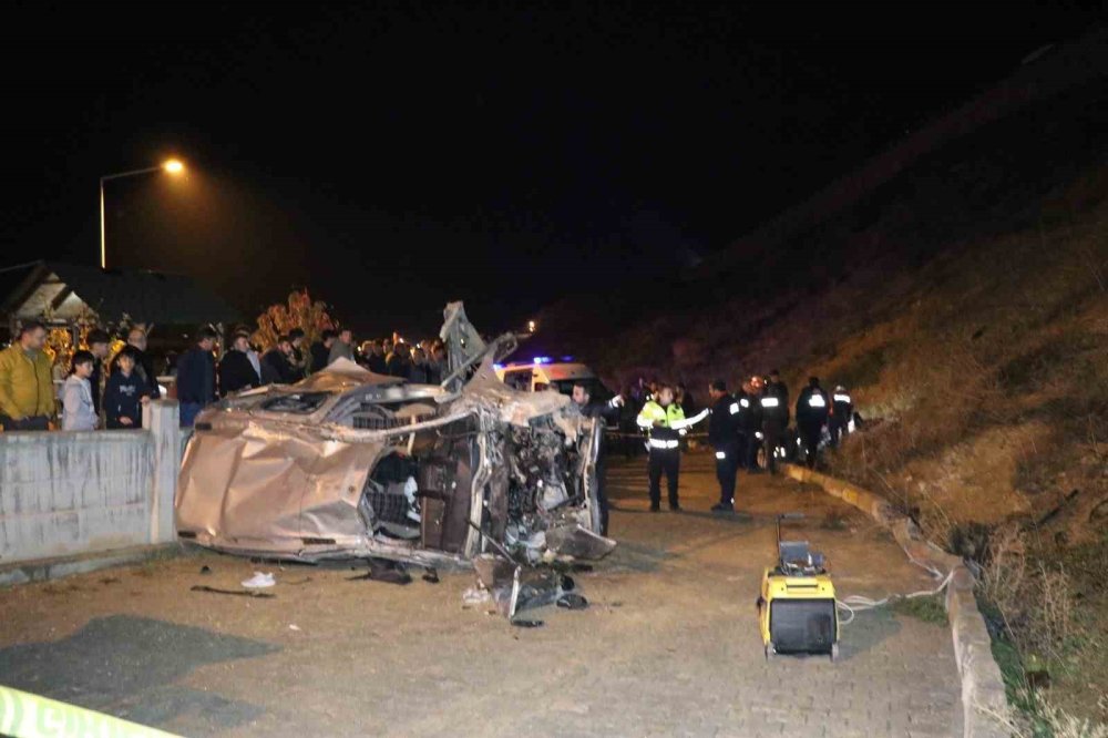 Erzurum Oltu’da Hafif Ticari Araç 22 Metre Aşağı Yuvarlandı.. 1 Ölü, 3 Yaralı!