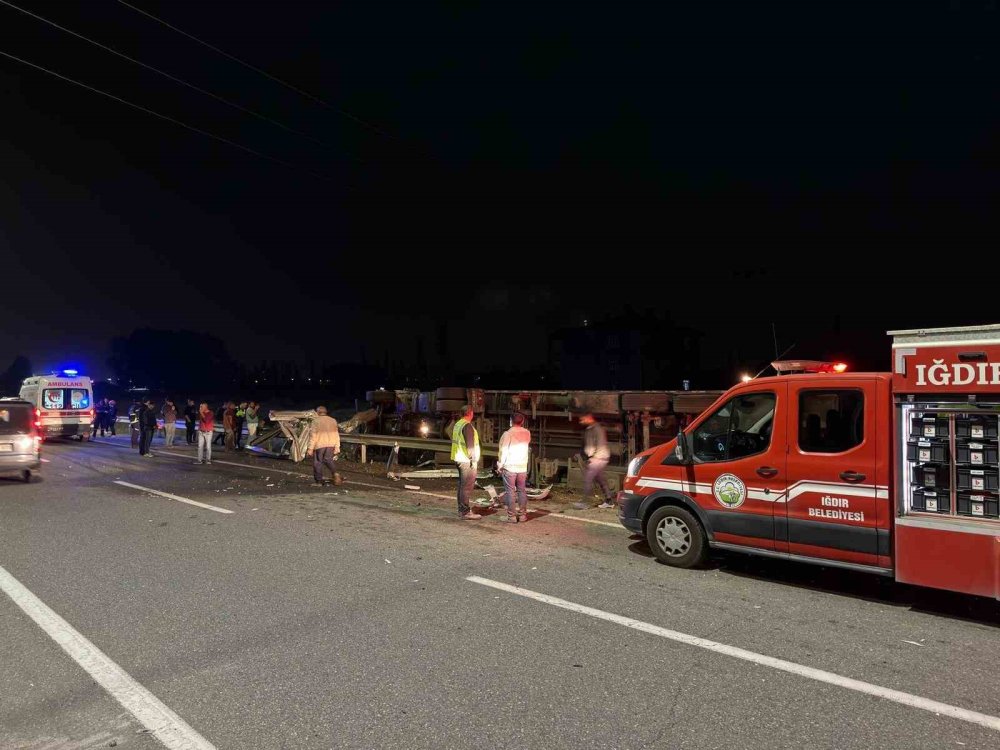 Iğdır-Doğubayazıt Yolunda TIR Kazası.. Yaralı Sürücü Ekiplerce Kurtarıldı!