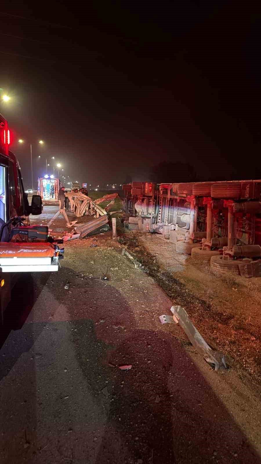 Iğdır-Doğubayazıt Yolunda TIR Kazası.. Yaralı Sürücü Ekiplerce Kurtarıldı!
