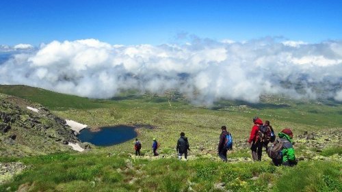 33 Dağcı Karagöl Zirvesinde