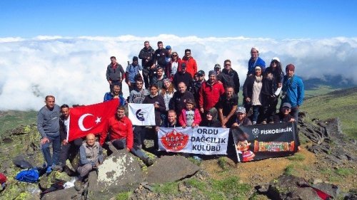 33 Dağcı Karagöl Zirvesinde