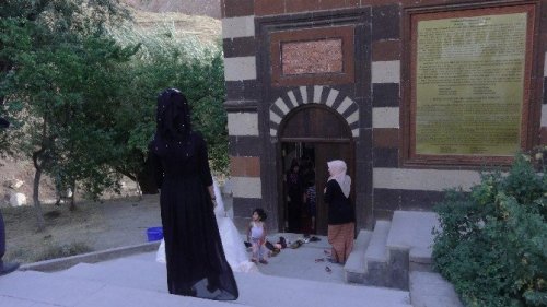 Ahmed-i Hani Türbesi’ne Ziyaretçi Akını