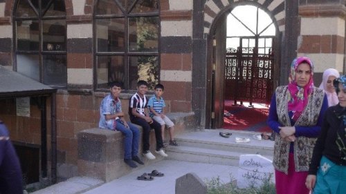 Ahmed-i Hani Türbesi’ne Ziyaretçi Akını