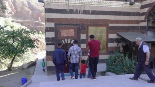 Ahmed-i Hani Türbesi’ne Ziyaretçi Akını