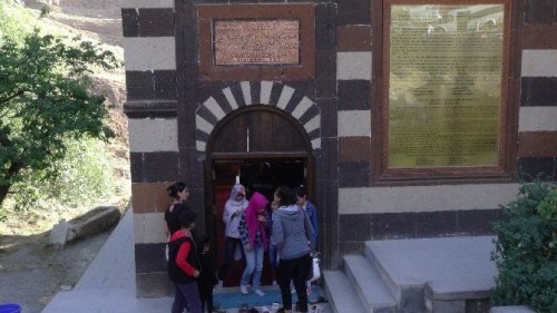 Ahmed-i Hani Türbesi’ne Ziyaretçi Akını