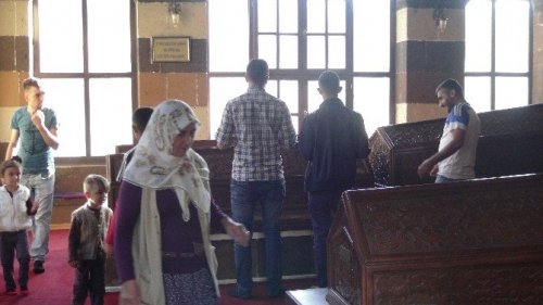 Ahmed-i Hani Türbesi’ne Ziyaretçi Akını