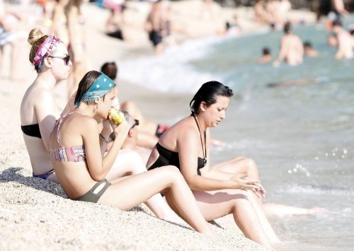 Alanya’da Plajlar Doldu Taştı