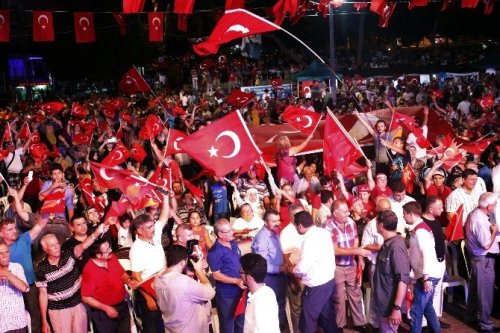 Antalya’da Demokrasi Nöbeti Aralıksız Devam Ediyor