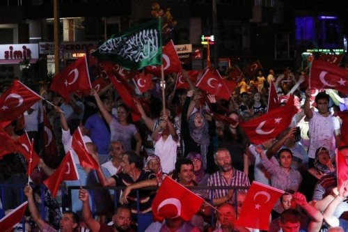 Antalya’da Demokrasi Nöbeti Aralıksız Devam Ediyor
