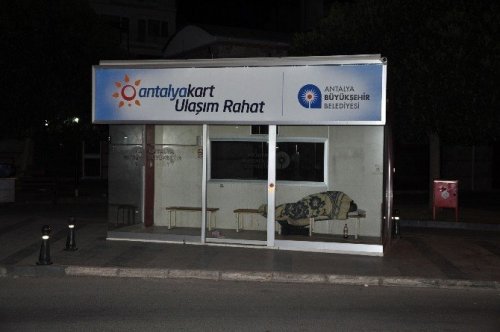 Antalya’da Otobüs Durakları, Evsizlerin Mekanı