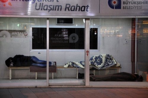 Antalya’da Otobüs Durakları, Evsizlerin Mekanı