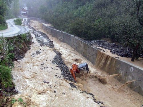 Artvin’de Dereler Taştı, İş Makineleri Dere Sularına Kapıldı