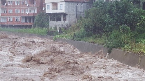 Artvin’de Dereler Taştı, İş Makineleri Dere Sularına Kapıldı