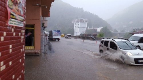Artvin’de Dereler Taştı, İş Makineleri Dere Sularına Kapıldı