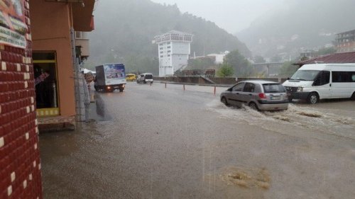 Artvin’de Dereler Taştı, İş Makineleri Dere Sularına Kapıldı