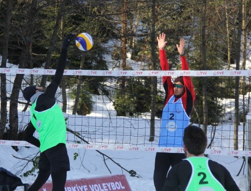 Artvin’de Kar Voleybolu Heyecanı