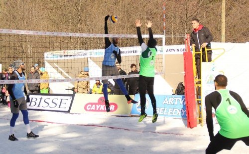 Artvin’de Kar Voleybolu Heyecanı