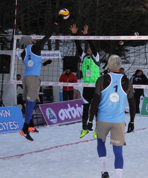 Artvin’de Kar Voleybolu Heyecanı