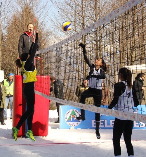 Artvin’de Kar Voleybolu Heyecanı