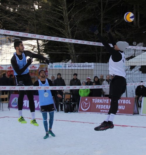 Artvin’de Kar Voleybolu Heyecanı