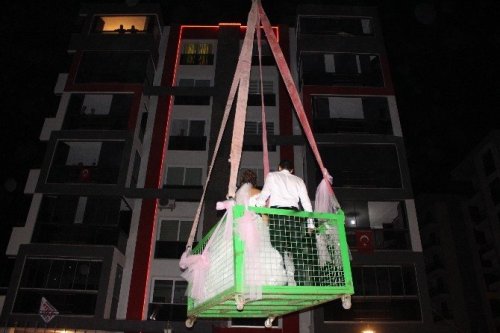 Asansör Bozulunca Gelinle Damat 7. Kattaki Evlerine Vinçle Çıktı