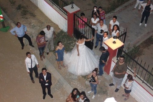 Asansör Bozulunca Gelinle Damat 7. Kattaki Evlerine Vinçle Çıktı