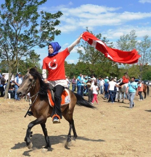 At Üzerindeki Kadınlar, Erkeklere Taş Çıkarttı