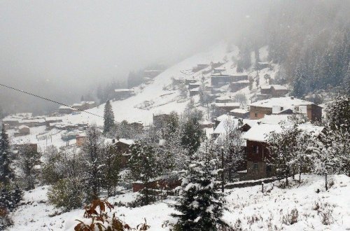 Ayder Gelinliğini Giydi