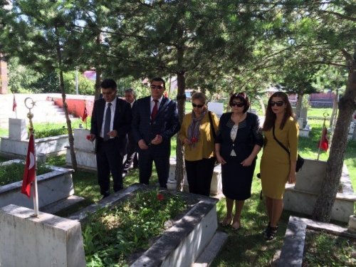 Azeri Belediye Başkanı Garnizon Şehitliğini Ziyaret Etti