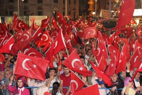 Bakan Özhaseki Demokrasi Nöbetinde Konyalılarla Buluştu