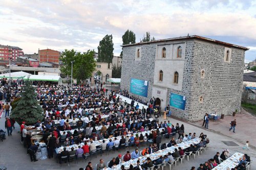 bakan-zeybekci-karsta-3-bin-kisiyle-iftar-acti-(3).jpg