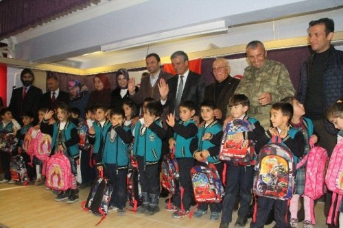 Başbakan Yıldırım’ın Kızından Öğrencilere Kitap Seti