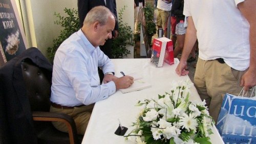 Başbuğ Yeni Kitabını İmzaladı