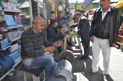Bayram Öncesi Bıçaklar Bileniyor